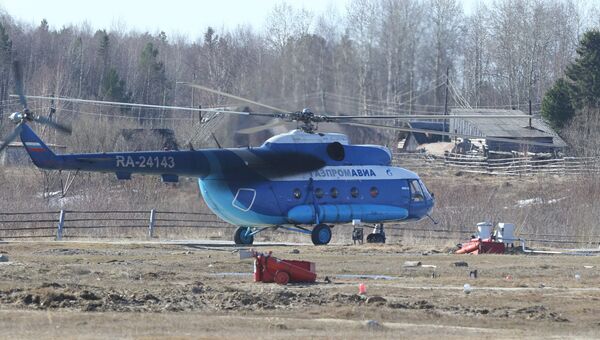 Вертолет компании Газпром-авиа на взлетает в Каргасокском районе в Томской области