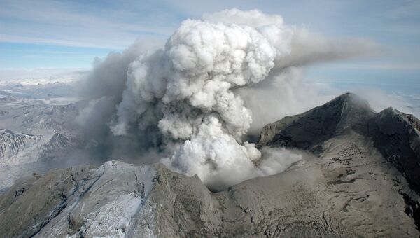 Вулкан Редаут 31 марта 2009 года. Вид на кратер вулкана после извержений