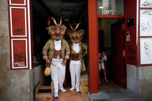 Участники парада гигантов и больших голов в рамках фестиваля Сан-Фермин в Испании
