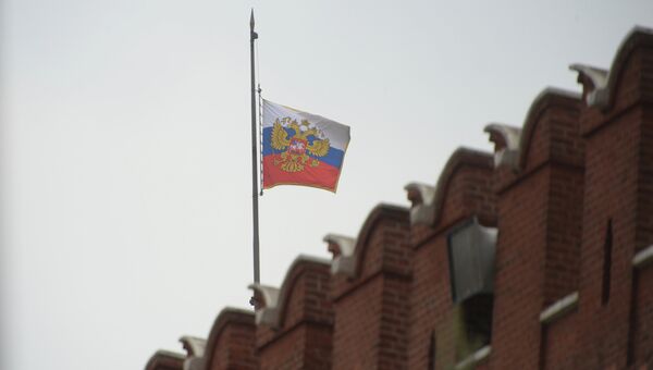 В знак траура по погибшим в автокатастрофе автобуса в Новой Москве приспущены флаги над госучреждениями в Кремле