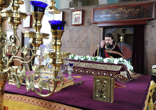 Протоиерей Максим Козлов во время вечерни с выносом Плащаницы в домовом храме святой мученицы Татианы Протоиерей Максим Козлов во время вечерни с выносом Плащаницы в домовом храме святой мученицы Татианы