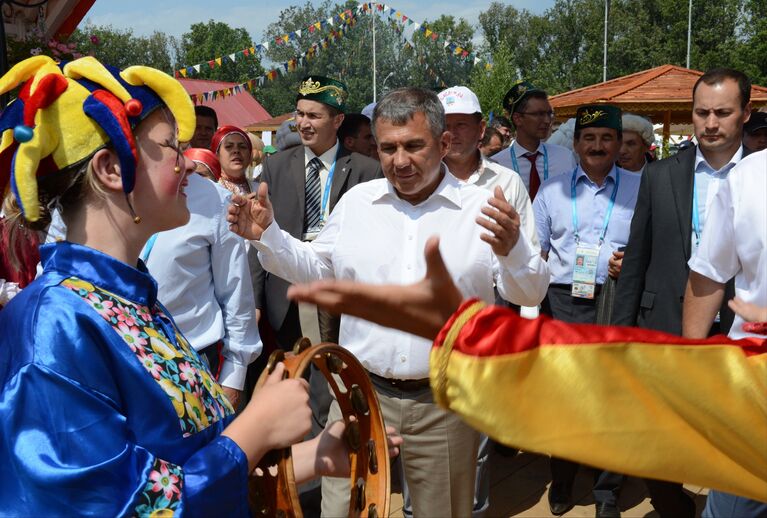 Президент Республики Татарстан Рустам Минниханов (в центре) на национальном татарском празднике Сабантуй в Березовой роще Казани