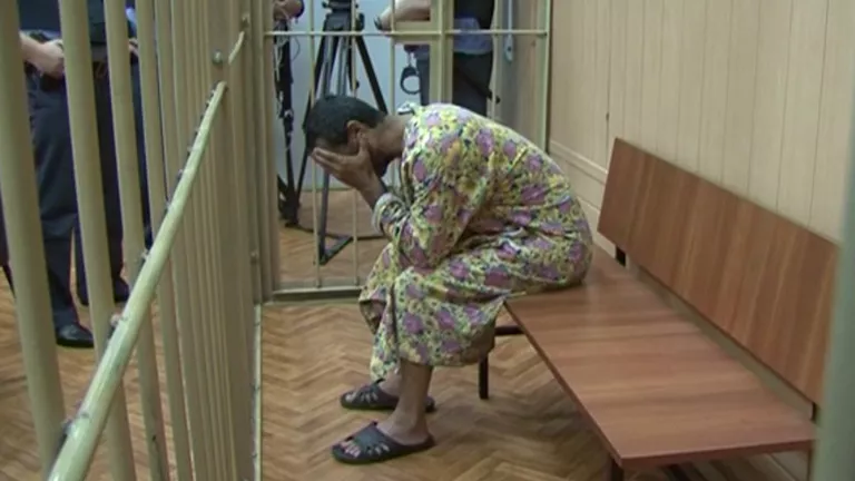 Предполагаемый виновник ДТП под Подольском закрывал лицо руками в суде Предполагаемый виновник ДТП под Подольском закрывал лицо руками в суде