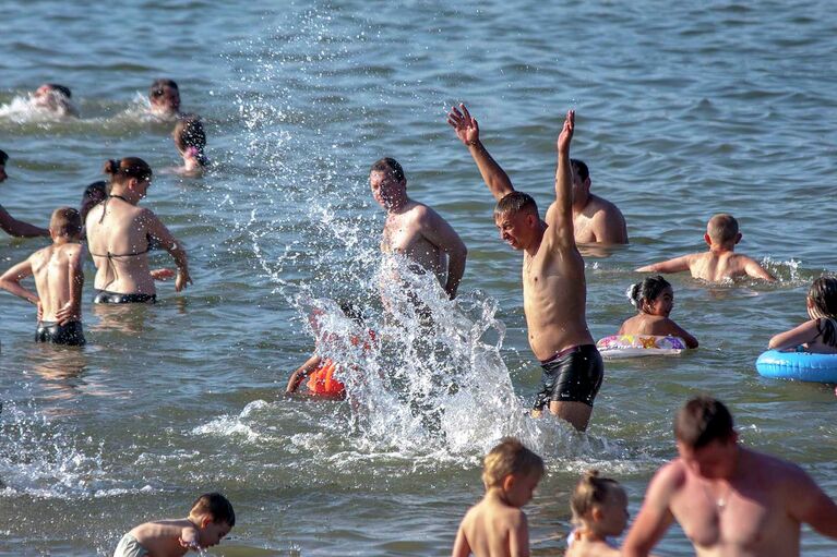 Жара пришла в Новосибирск: горожане на пляжах и в фонтанах