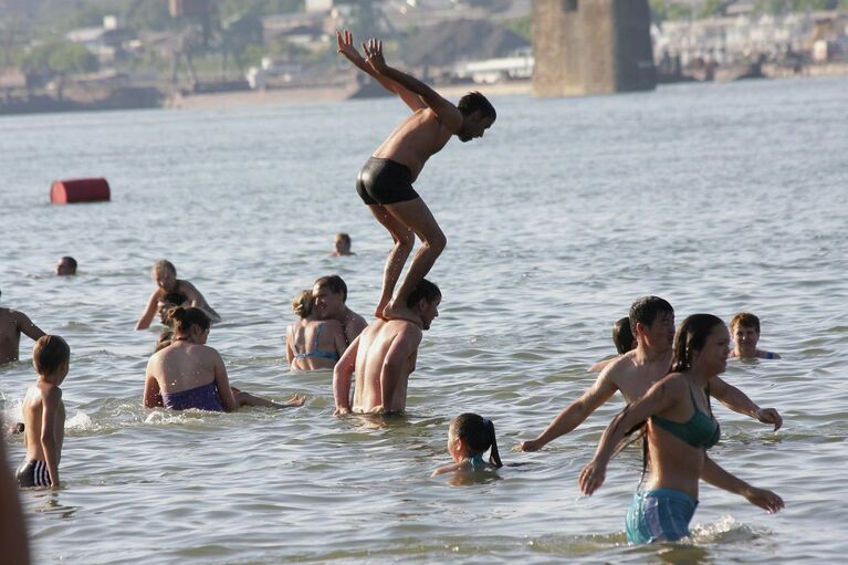 Жара пришла в Новосибирск: горожане на пляжах и в фонтанах