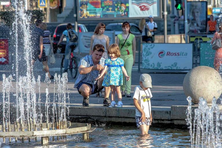 Жара пришла в Новосибирск: горожане на пляжах и в фонтанах