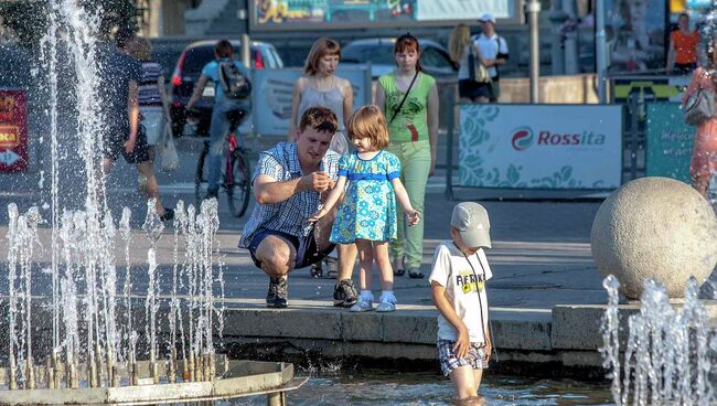 Жара пришла в Новосибирск: горожане на пляжах и в фонтанах