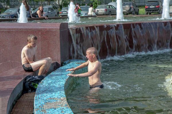 Жара пришла в Новосибирск: горожане на пляжах и в фонтанах