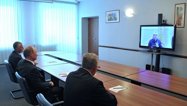 Президент России Владимир Путин во время видеоконференции с буровой платформой Орлан