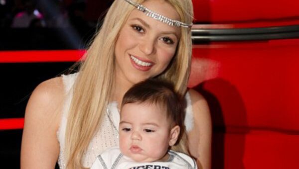 Певица Шакира с сыном Миланом
