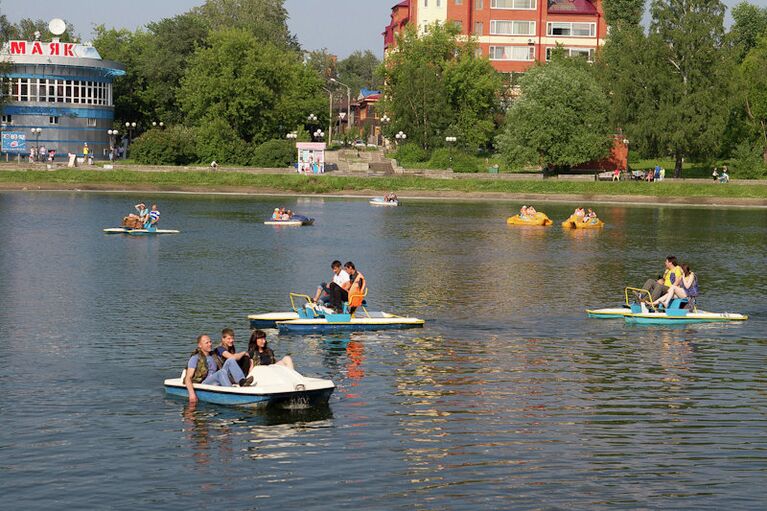 Томичи спасаются от долгожданной жары мороженым и купанием в фонтанах