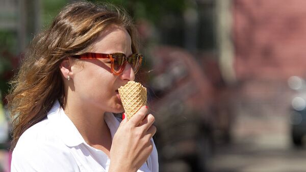 Девушка ест мороженое. Архивное фото