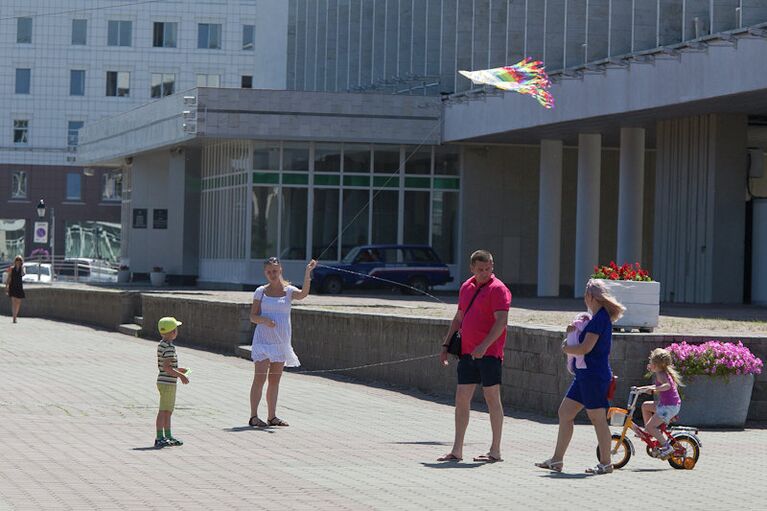 Томичи спасаются от долгожданной жары мороженым и купанием в фонтанах