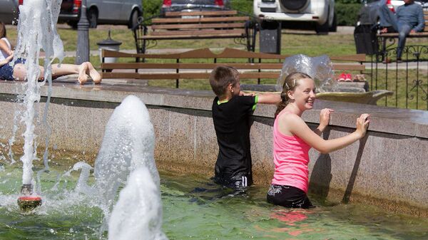 Томичи спасаются от долгожданной жары мороженым и купанием в фонтанах