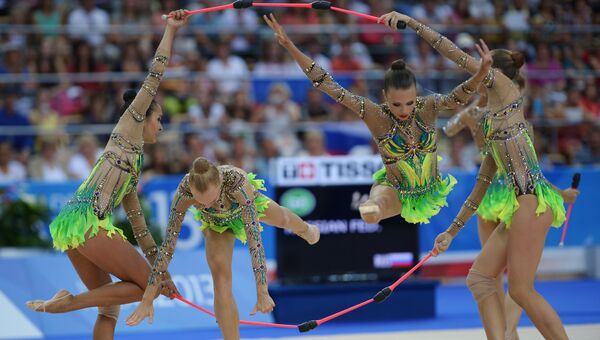Российские гимнастки выполняют групповые упражнения с булавами. Архивное фото