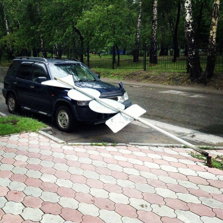 Затопленные переходы и поваленные деревья: ливень в Новосибирске