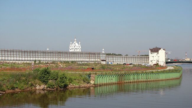 На территории Охтинского мыса в Петербурге. 