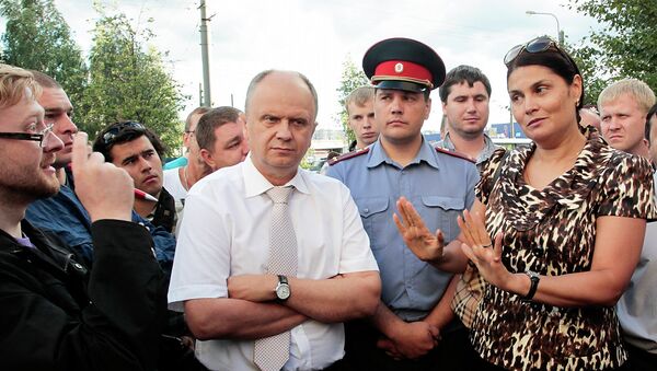 Глава УФМС по Петербургу и области Елена Дунаева на сходе на Хасанской улице