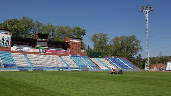 Подготовка к сезону стадиона Труд в Томске, архивное фото
