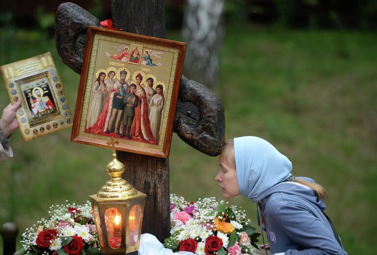 Женщина у поклонного креста на Ганиной Яме в Екатеринбурге Женщина у поклонного креста на Ганиной Яме в Екатеринбурге