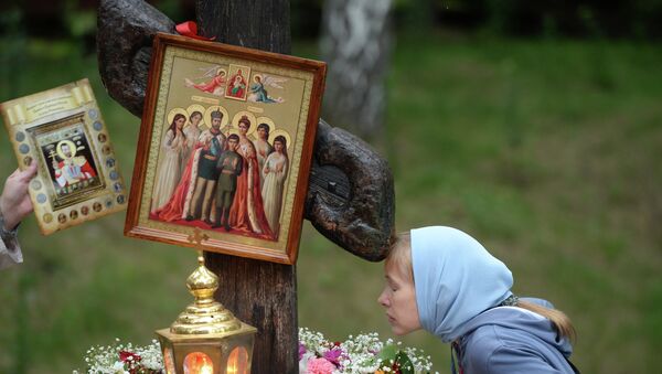 Женщина у поклонного креста на Ганиной Яме в Екатеринбурге