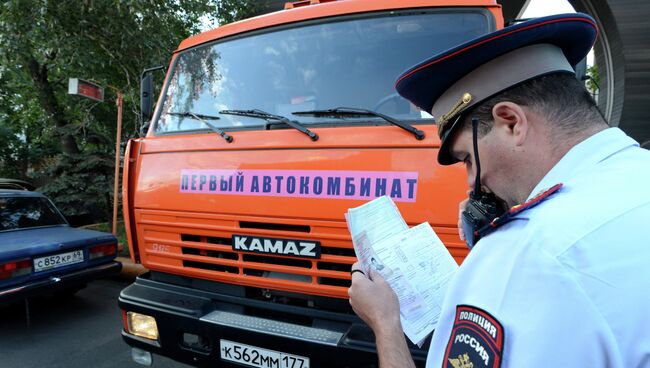 Рейд сотрудников ГИБДД по проверке грузовиков. Архивное фото