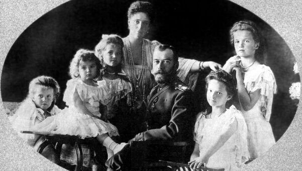 Император Николай II с семьей. Архивное фото