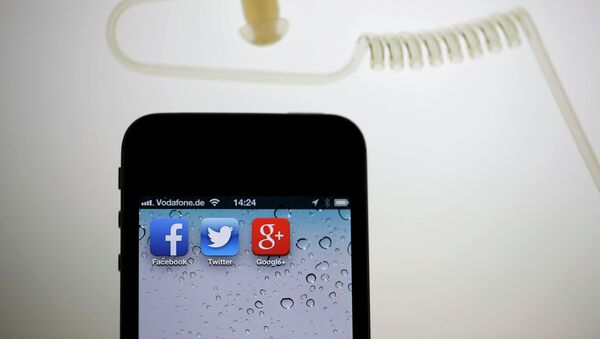Иконки приложений Facebook, Twitter и Google отображаются на iPhone рядом с наушником