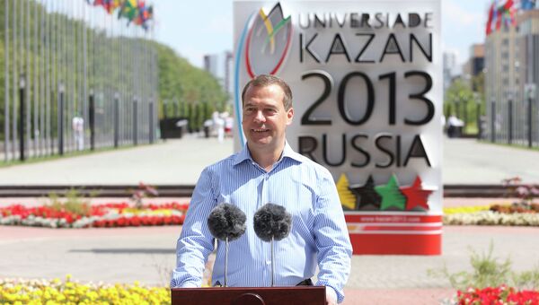 Председатель правительства РФ Дмитрий Медведев выступает на аллее Деревни Универсиады