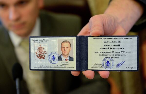 Удостоверение кандидата в мэры Москвы, полученное оппозиционным политиком Алексеем Навальным