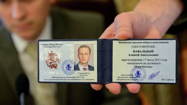 Удостоверение кандидата в мэры Москвы, полученное оппозиционным политиком Алексеем Навальным