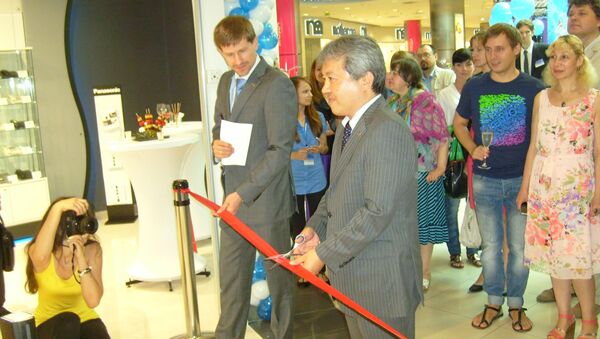 Директор компании Panasonic Россия Сигэо Судзуки открывает магазин в Новосибирске