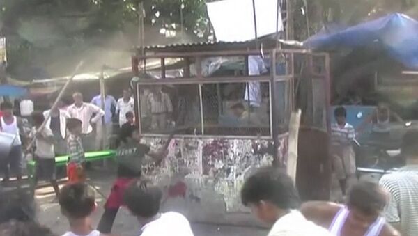 Разъяренные толпы громят улицы после отравления школьников в Индии