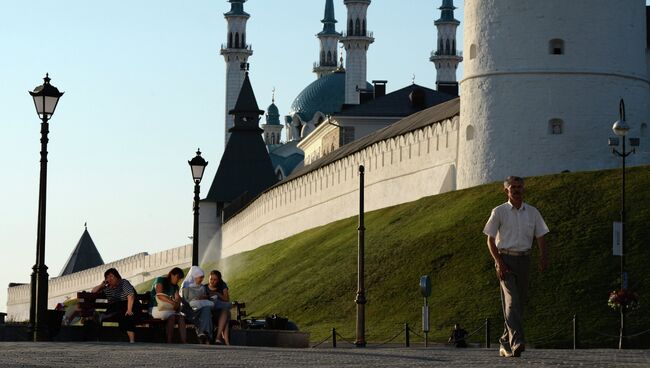 Горожане на Профсоюзной улице возле Казанского Кремля. Архивное фото