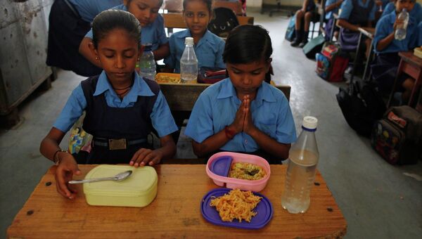 Индийские школьники во время обеда. Архивное фото