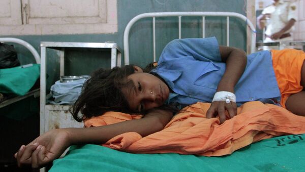 Ребенок, который отравился бесплатными обедами в штате Бихар на северо-востоке Индии