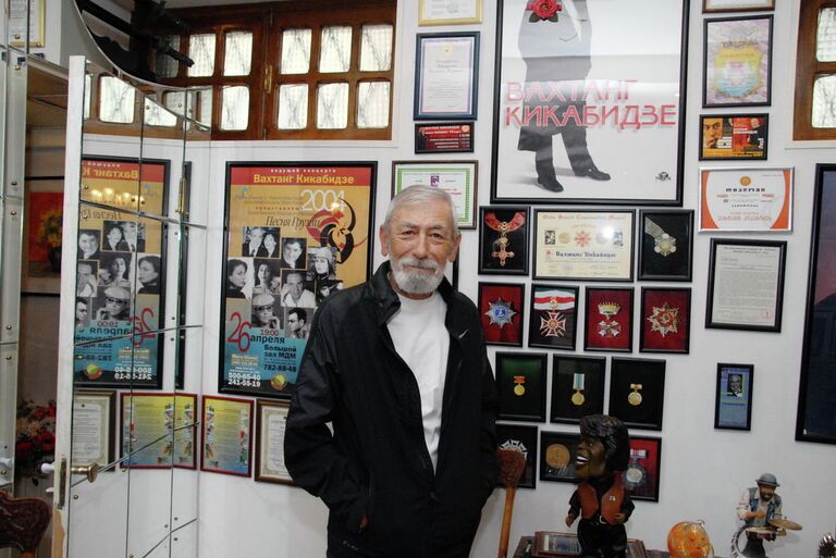 Афиши и награды Вахтанга Кикабидзе