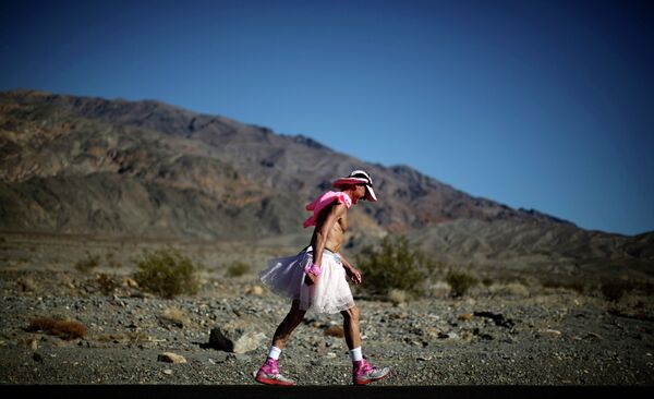 Участник ультрамарафона в калифорнийской Долине Смерти