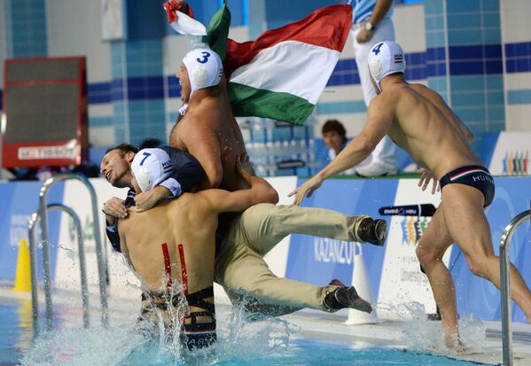 Игроки сборной Венгрии после победы в турнире по водному поло на XXVII Всемирной летней Универсиаде 2013 в Казани