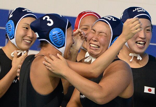 Игроки сборной Японии по водному поло радуются победе на XXVII Всемирной летней Универсиаде 2013 в Казани