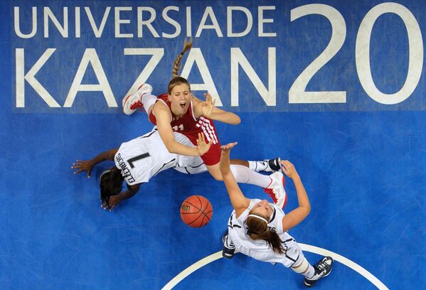 Матч по баскетболу между сборными командами США и России на XXVII Всемирной летней Универсиаде 2013 в Казани