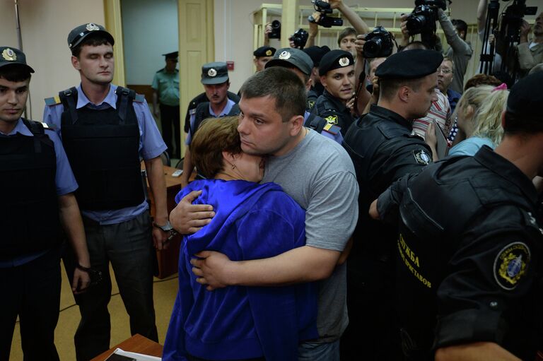 Бывший директор Вятской лесной компании Петр Офицеров обнимает свою мать перед выходом из зала суда