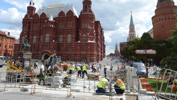 Замена тротуарной плитки на Манежной площади Москвы