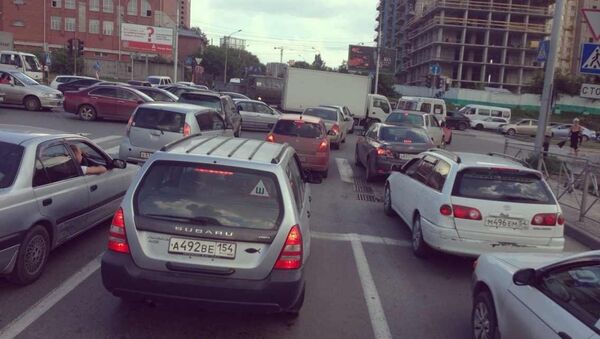 Сломавшийся светофор спровоцировал крупную пробку в Новосибирске