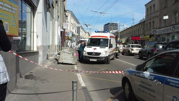 Вывеска упала на прохожих со здания в центре Москвы