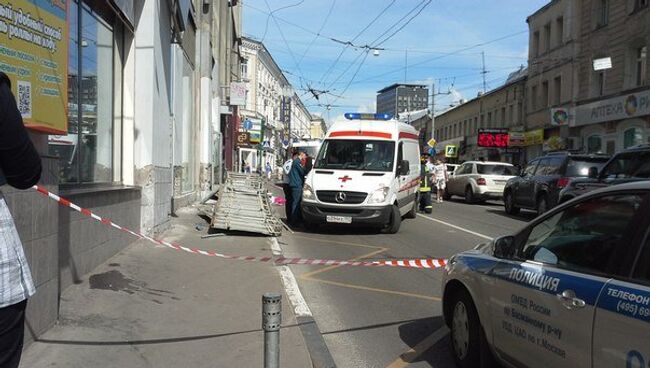 Вывеска упала на прохожих со здания в центре Москвы