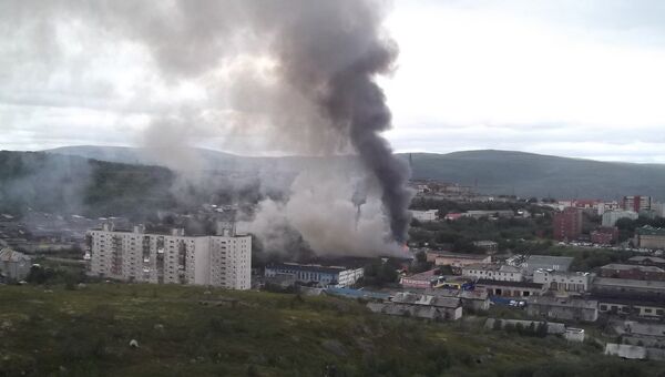 Пожар на складе стройматериалов в Мурманске
