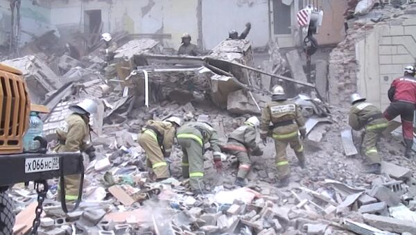 Спасатели разобрали груду кирпичей на месте рухнувшей стены дома в Барнауле