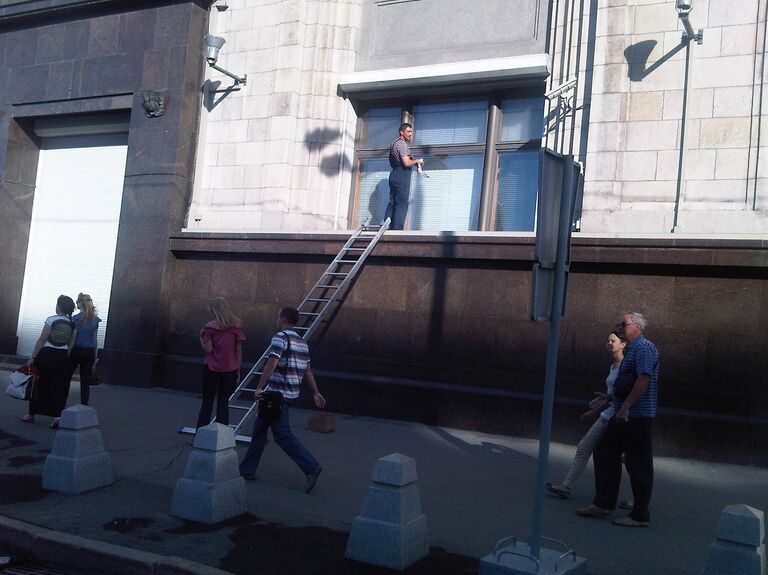 Здание ГД и тротуар перед ним приводят в порядок после акции протеста