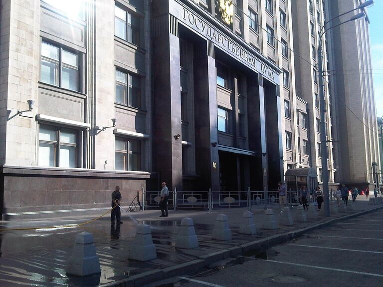 Здание ГД и тротуар перед ним приводят в порядок после акции протеста